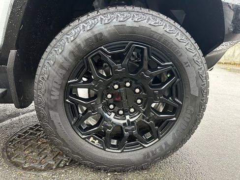 New 2026 GMC Hummer EV 4x4 Crew Cab image 9