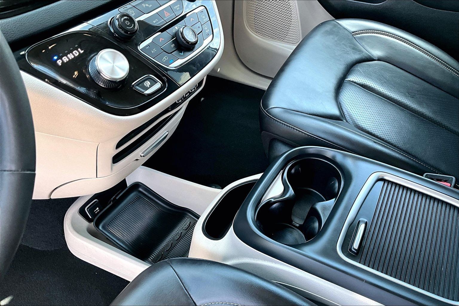 Used 2023 Chrysler Pacifica Touring-L FWD image 13