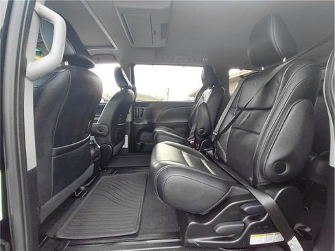 Used 2017 Toyota Sienna SE image 9