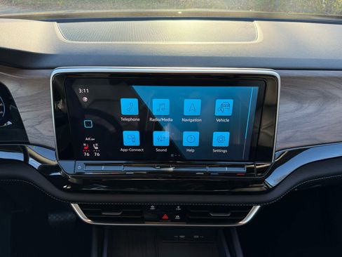 Used 2025 Volkswagen Atlas SE image 24