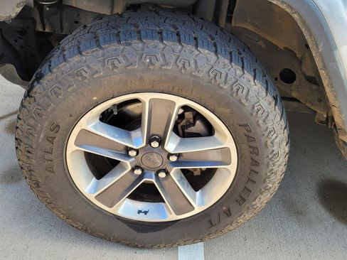 Used 2020 Jeep Wrangler Unlimited Sahara AWD/4WD image 2