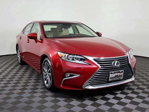 Used 2018 Lexus ES 300h w/ Luxury Package image 5