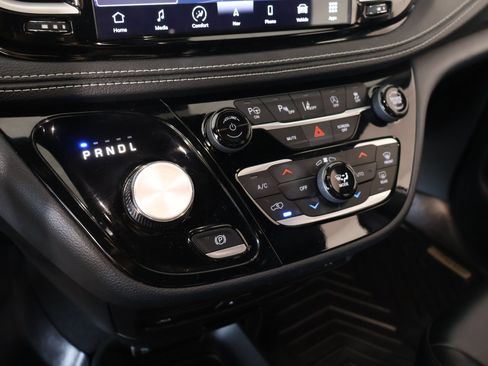Used 2024 Chrysler Pacifica Touring-L w/ Uconnect Theater Family Group FWD image 9