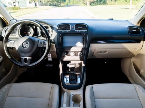 Used 2010 Volkswagen Jetta TDI FWD image 2
