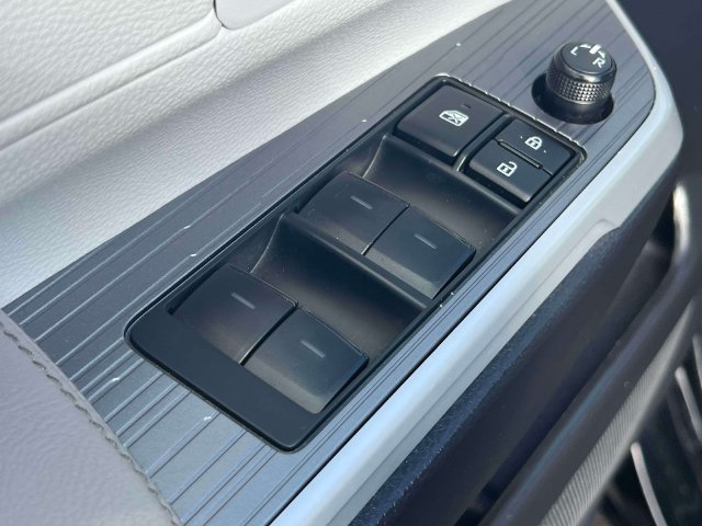 Used 2025 Toyota Sienna XLE FWD image 22