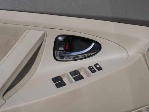 Used 2010 Toyota Camry LE FWD image 24