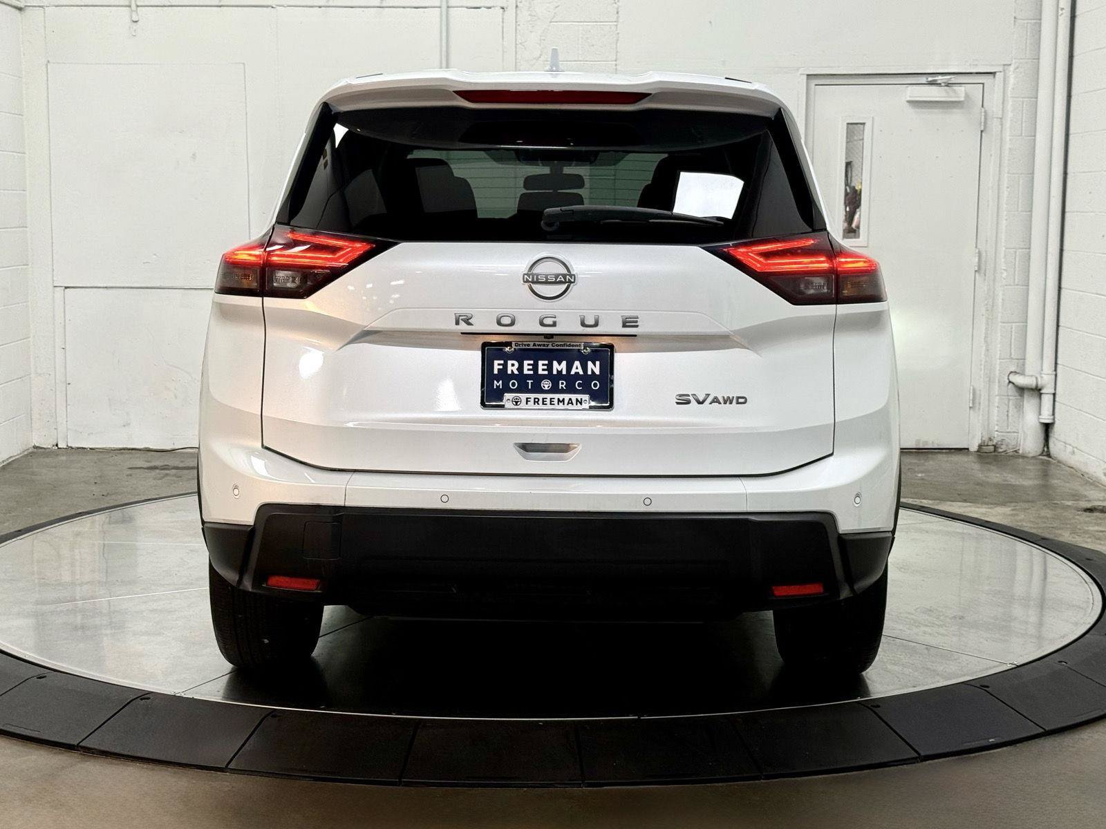 Used 2024 Nissan Rogue SV AWD/4WD image 3