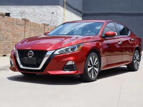 Used 2022 Nissan Altima 2.5 SV AWD/4WD image 2