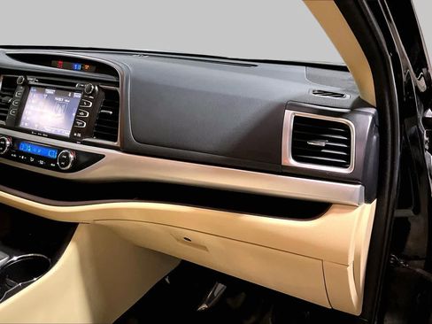 Used 2018 Toyota Highlander XLE AWD/4WD image 19