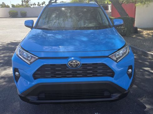 Used 2019 Toyota RAV4 XLE Premium w/ Carpet Mat Package FWD image 2
