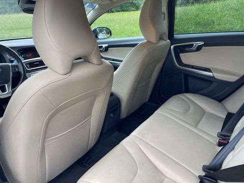 Used 2017 Volvo V60 T5 Cross Country w/ Climate Package image 19