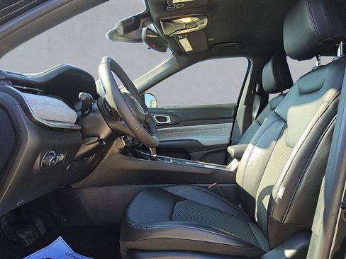 Used 2025 Jeep Compass Latitude image 9