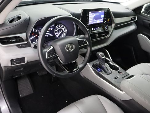 Used 2021 Toyota Highlander XLE FWD image 13