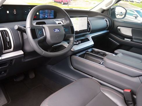 Used 2025 Ford Expedition Active RWD image 12