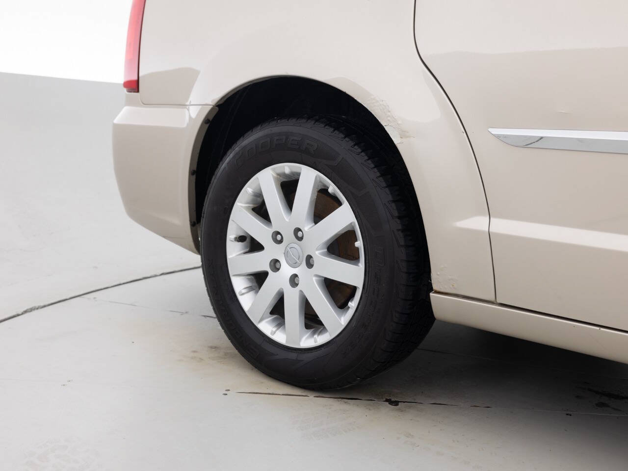 Used 2012 Chrysler Town & Country Touring-L w/ Entertainment Group #2 FWD image 19