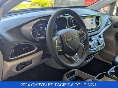 Used 2024 Chrysler Pacifica Touring-L FWD image 13