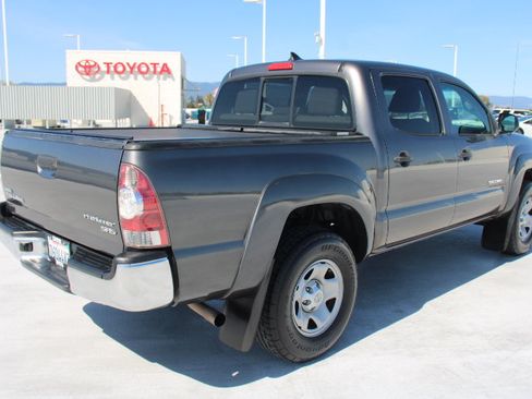 Used 2014 Toyota Tacoma PreRunner w/ SR5 Package RWD image 3