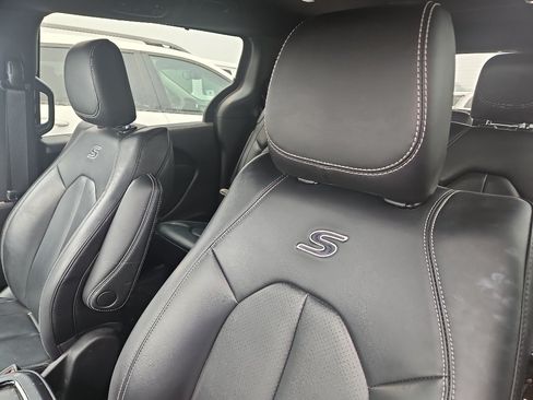 Used 2023 Chrysler Pacifica Touring-L w/ S Appearance Package FWD image 7