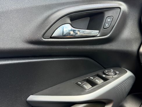 Used 2024 Chevrolet Trax RS FWD image 31