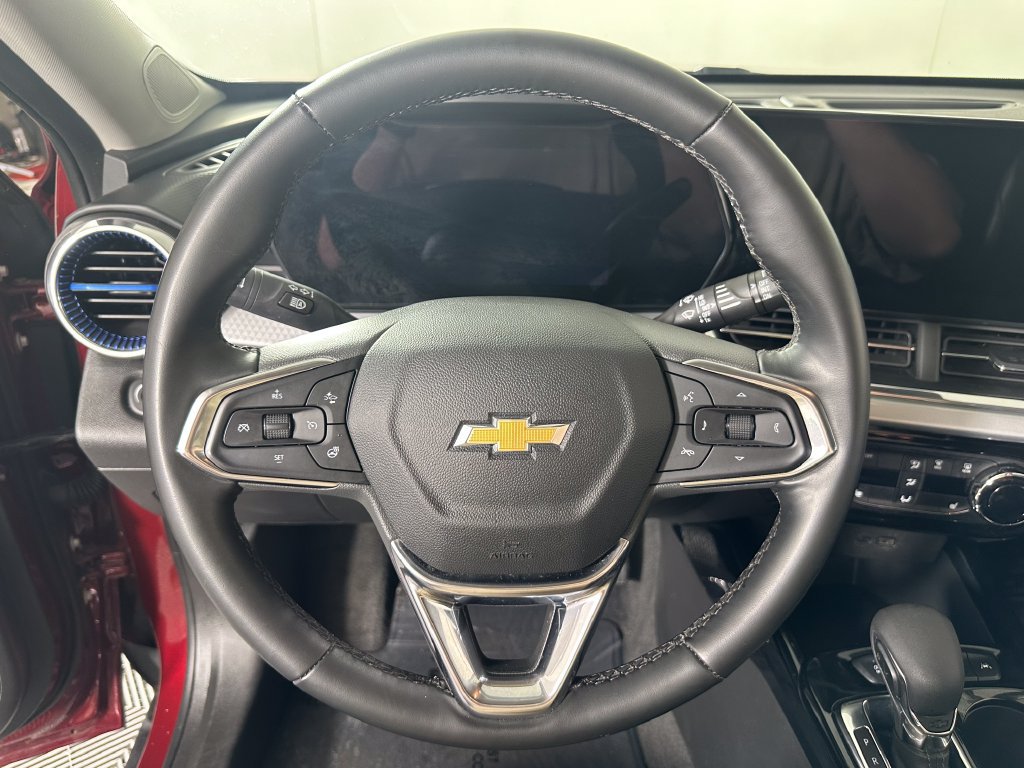 Used 2025 Chevrolet Trax LT w/ LT Convenience Package FWD image 21