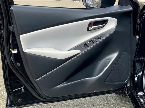 Certified 2020 Toyota Yaris LE image 21