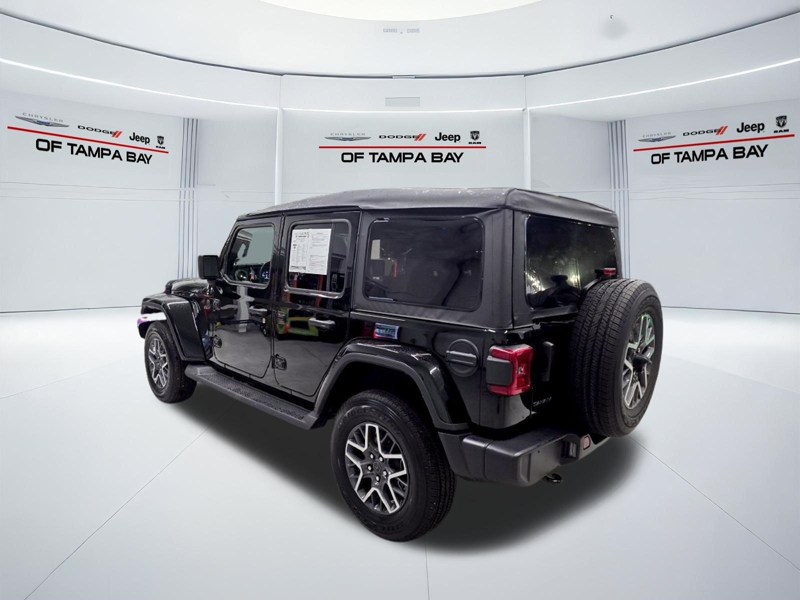 Used 2025 Jeep Wrangler Unlimited Sahara AWD/4WD image 4