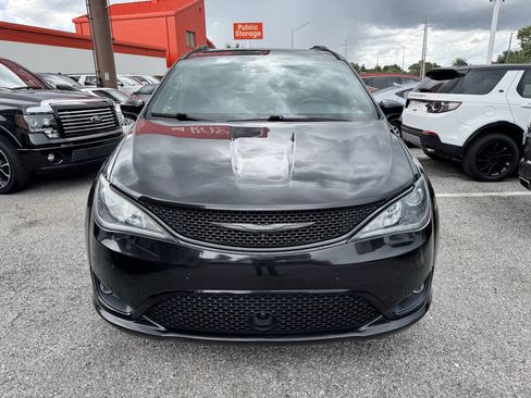 Used 2019 Chrysler Pacifica Touring-L Plus w/ Advanced Safetytec Group FWD image 8