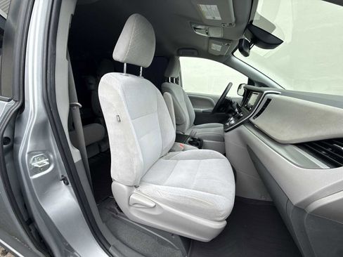 Used 2020 Toyota Sienna LE FWD image 25