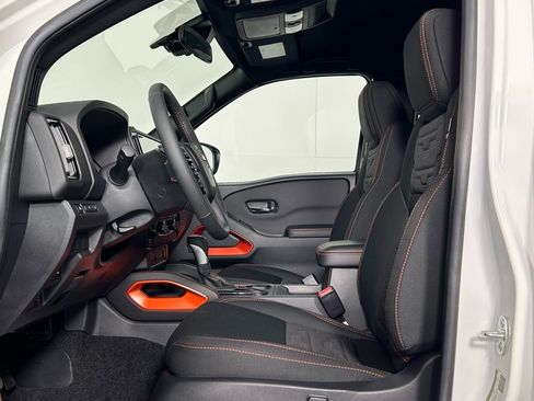 Used 2025 Nissan Frontier PRO-4X image 32