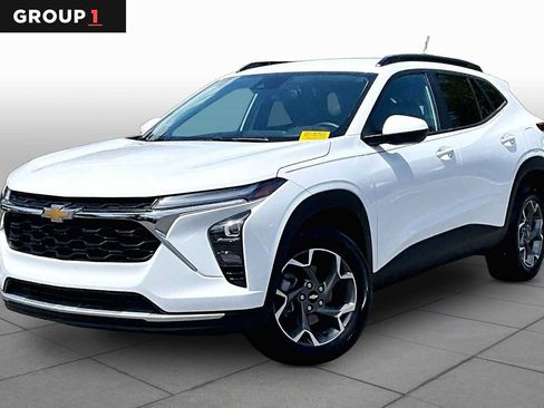 Used 2025 Chevrolet Trax LT w/ Driver Confidence Package FWD image 1
