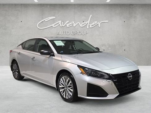 Used 2025 Nissan Altima 2.5 SV FWD image 2