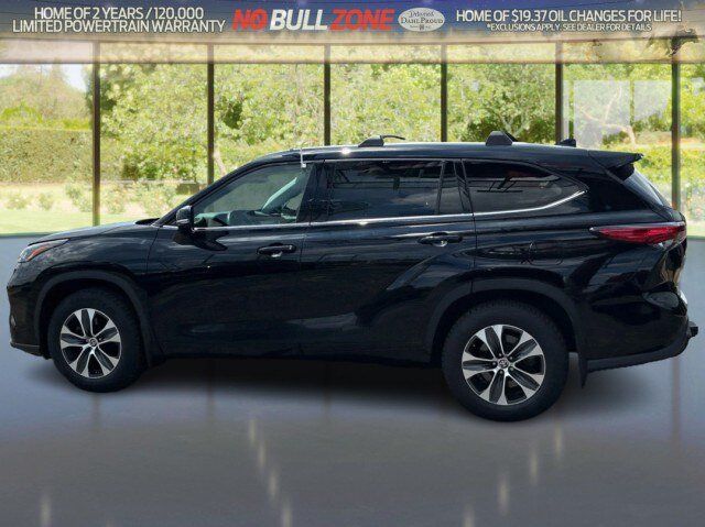 Used 2022 Toyota Highlander XLE AWD/4WD image 2