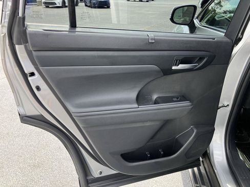Used 2023 Toyota Highlander XLE FWD image 22