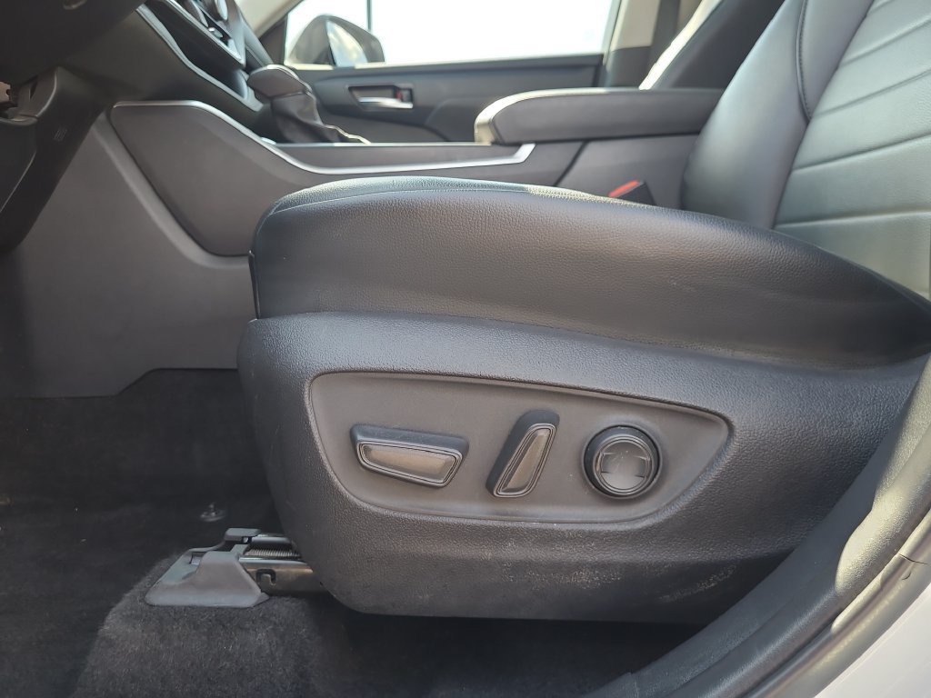 Used 2024 Toyota Highlander XLE FWD image 27