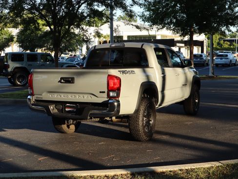 Used 2019 Toyota Tacoma TRD Off-Road AWD/4WD image 9