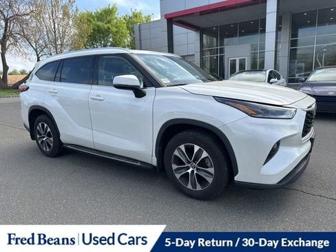 Used 2021 Toyota Highlander XLE image 3