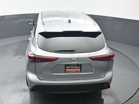 Used 2022 Toyota Highlander LE AWD/4WD image 41