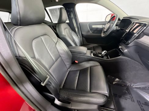 Used 2023 Volvo XC40 B5 Plus image 28
