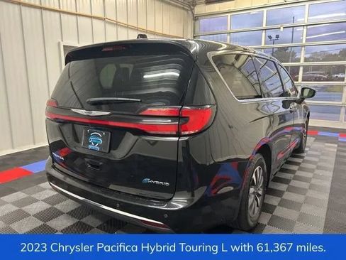 Used 2023 Chrysler Pacifica Touring-L FWD image 3