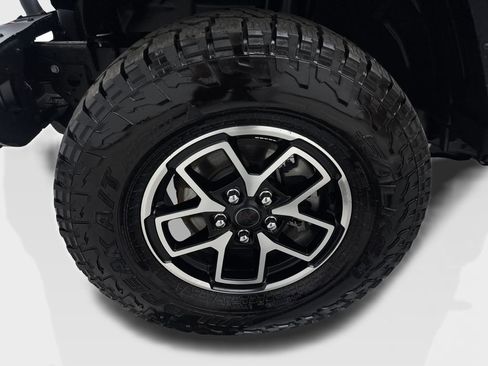 Used 2024 Jeep Gladiator Rubicon w/ Technology Group AWD/4WD image 86