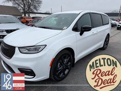 New 2026 Chrysler Pacifica Select