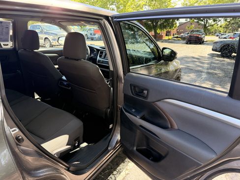 Used 2019 Toyota Highlander LE FWD image 13