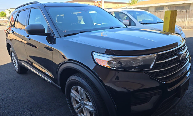 Used 2023 Ford Explorer XLT AWD/4WD image 3