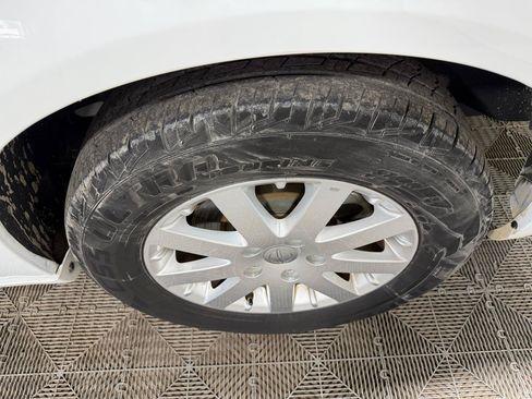 Used 2015 Chrysler Town & Country Touring FWD image 19