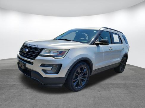 Used 2017 Ford Explorer XLT w/ Equipment Group 202A FWD image 26