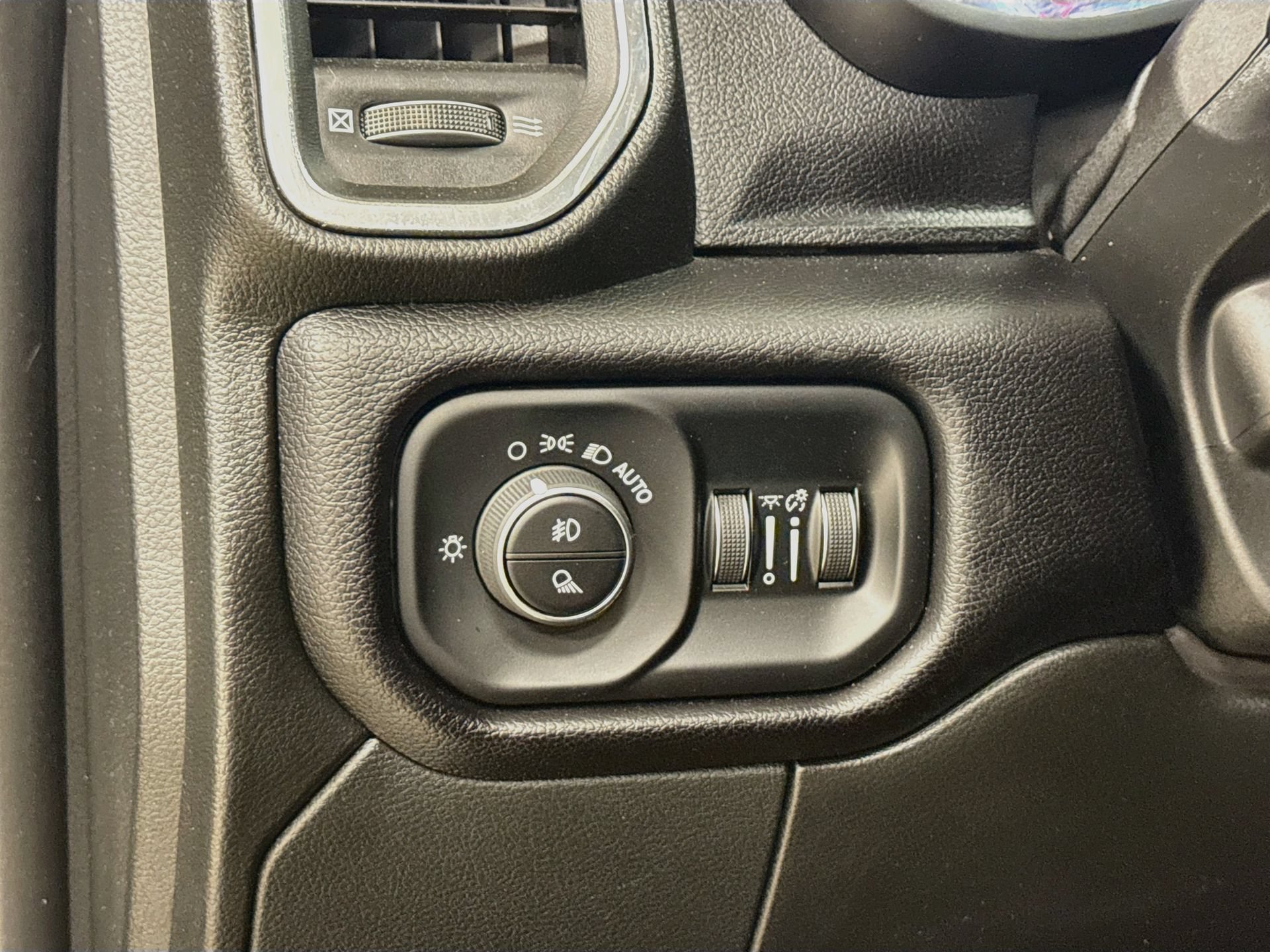 Used 2024 RAM 2500 Laramie AWD/4WD image 10
