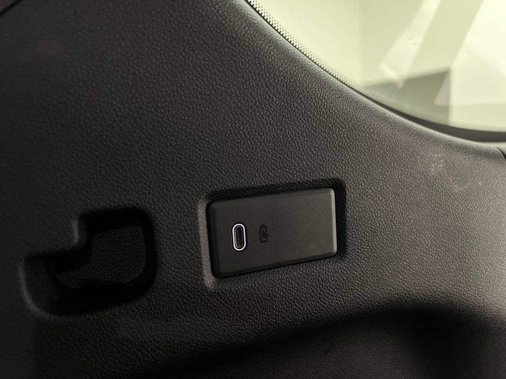 Used 2025 GMC Yukon XL Denali RWD image 38