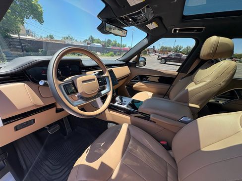Used 2025 Land Rover Range Rover Long Wheelbase SE AWD/4WD image 16