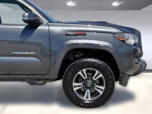 Used 2019 Toyota Tacoma TRD Sport AWD/4WD image 33