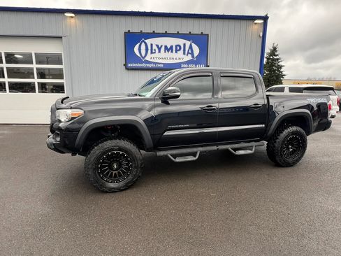Used 2020 Toyota Tacoma TRD Off-Road w/ Technology Package image 1